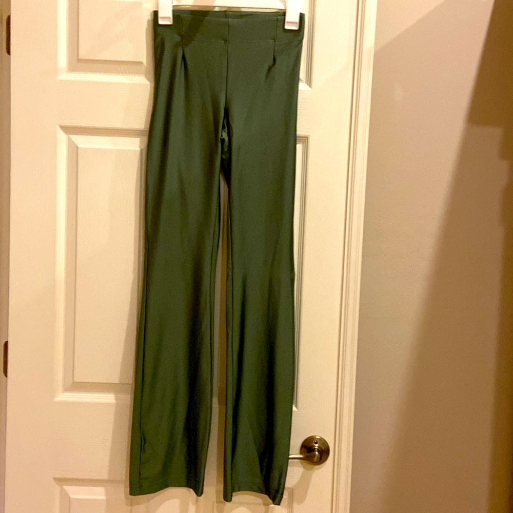 Casall shiny olive green stretch at leisure pants!